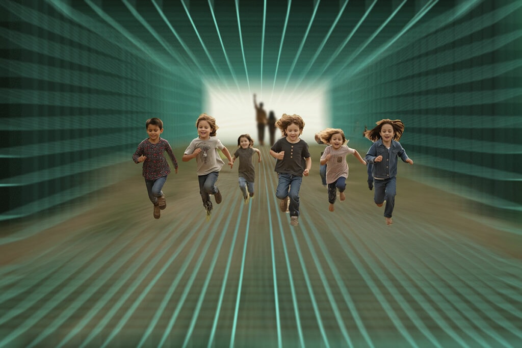 Kinder rennen lachend und unbegleitet in eine Matrix, während im Hintergrund zwie Erwachsene hinterherschauen und winken