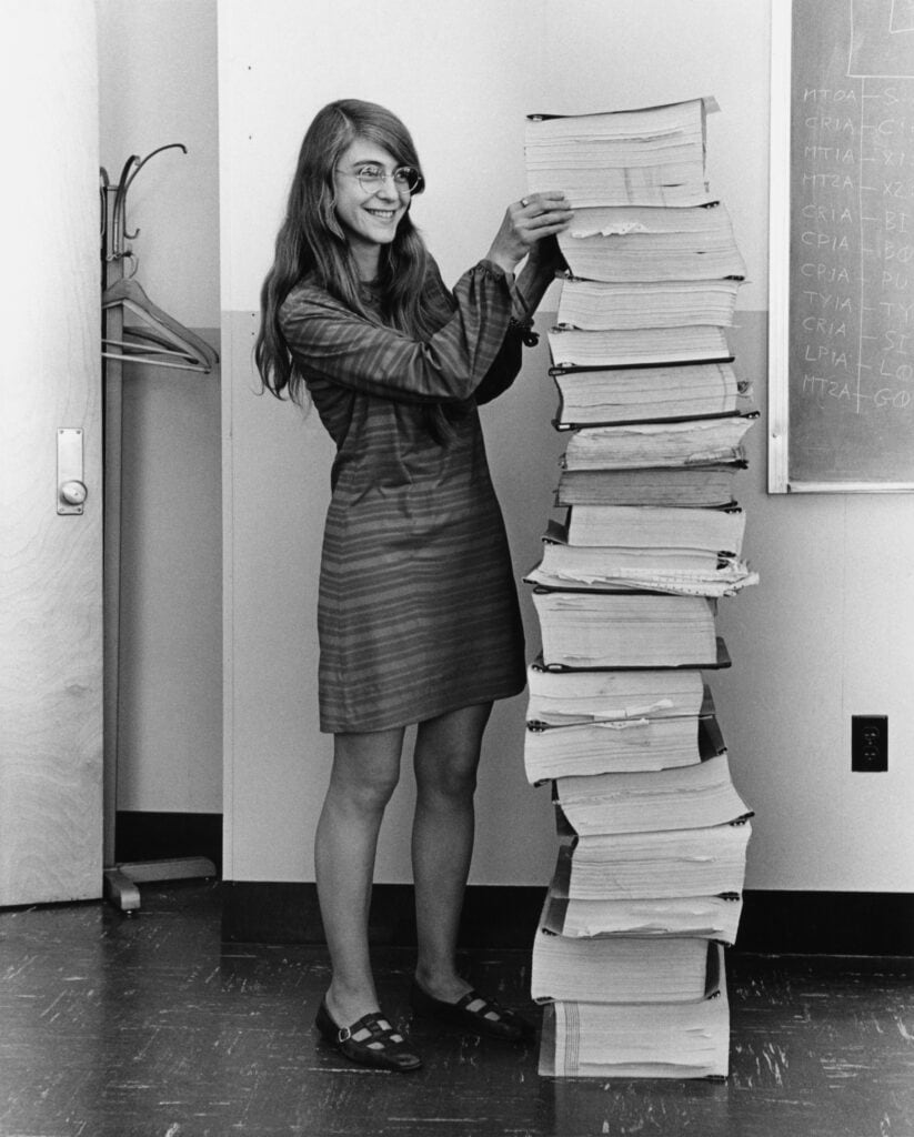 NASA-Entwicklerin Margaret Hamilton neben dem ausgedruckten Code der Apollo-Flugsoftware 1969. Foto: NASA 